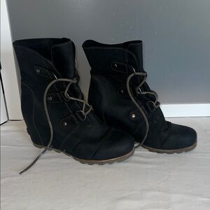 Sorel Joan Of Arctic Black Oiled Leather Lace Up Chunky Hidden Wedge Booties 8.5